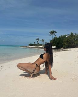 Kim Kardashian feet photo thumbnail