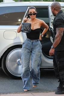 Kim Kardashian feet photo thumbnail