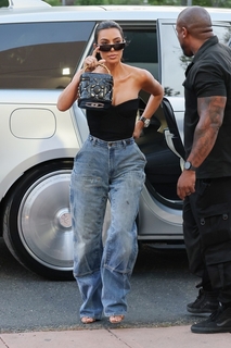 Kim Kardashian feet photo thumbnail
