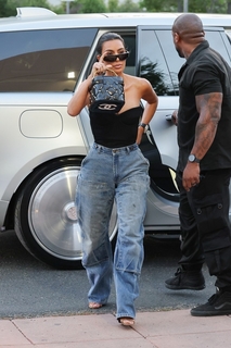 Kim Kardashian feet photo thumbnail