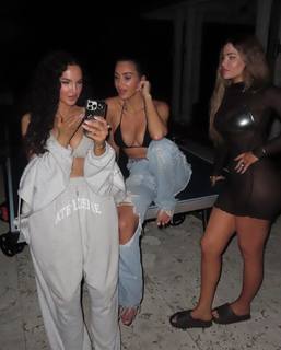 Kim Kardashian feet photo thumbnail