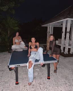 Kim Kardashian feet photo thumbnail