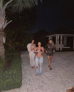 Kim Kardashian feet photo thumbnail