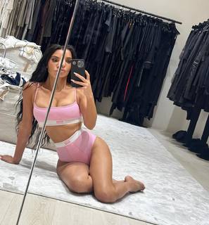 Kim Kardashian feet photo thumbnail