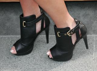 Kim Kardashian feet photo thumbnail