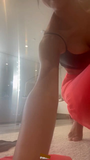 Kim Kardashian feet photo thumbnail