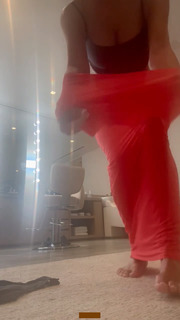 Kim Kardashian feet photo thumbnail