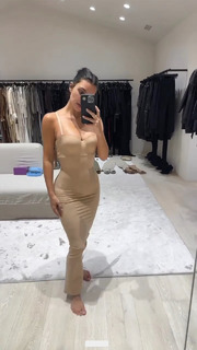 Kim Kardashian feet photo thumbnail
