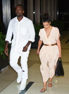 Kim Kardashian feet photo thumbnail