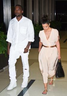 Kim Kardashian feet photo thumbnail