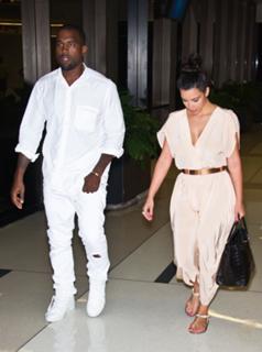 Kim Kardashian feet photo thumbnail