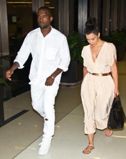 Kim Kardashian feet photo thumbnail