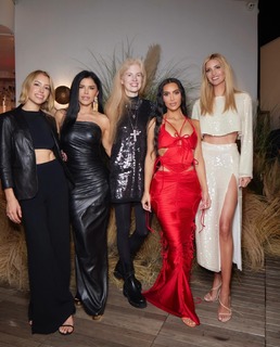 Kim Kardashian feet photo thumbnail