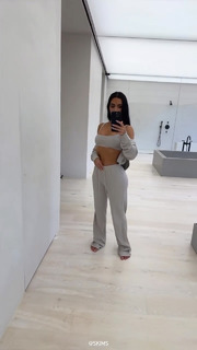 Kim Kardashian feet photo thumbnail