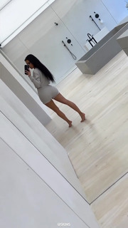 Kim Kardashian feet photo thumbnail