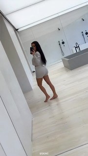 Kim Kardashian feet photo thumbnail