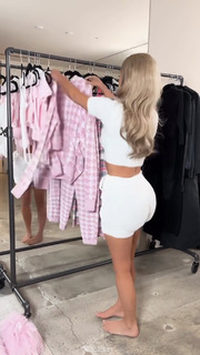 Kim Kardashian feet photo thumbnail