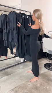 Kim Kardashian feet photo thumbnail