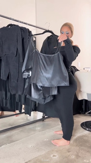 Kim Kardashian feet photo thumbnail