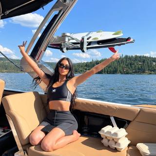 Kim Kardashian feet photo thumbnail