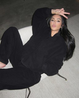 Kim Kardashian feet photo thumbnail