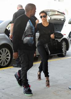 Kim Kardashian feet photo thumbnail