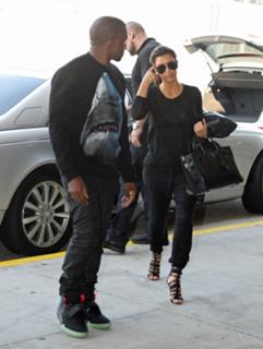 Kim Kardashian feet photo thumbnail