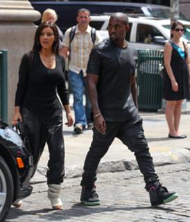 Kim Kardashian feet photo thumbnail