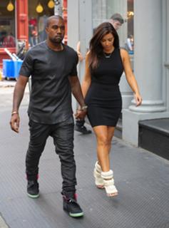 Kim Kardashian feet photo thumbnail