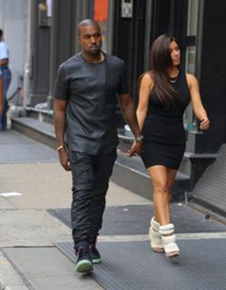 Kim Kardashian feet photo thumbnail