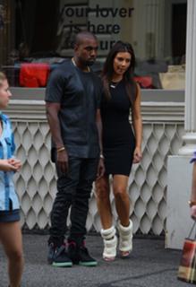Kim Kardashian feet photo thumbnail