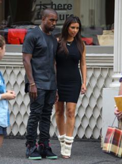 Kim Kardashian feet photo thumbnail