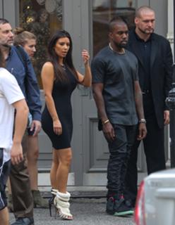 Kim Kardashian feet photo thumbnail