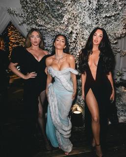 Kim Kardashian feet photo thumbnail