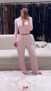 Kim Kardashian feet photo thumbnail