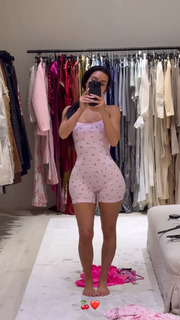Kim Kardashian feet photo thumbnail