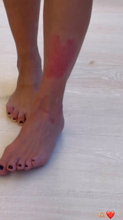 Kim Kardashian feet photo thumbnail