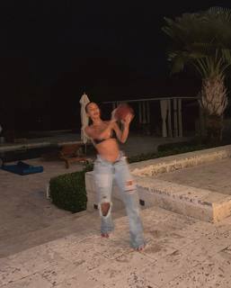 Kim Kardashian feet photo thumbnail