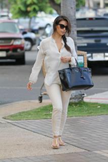 Kim Kardashian feet photo thumbnail