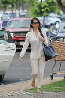 Kim Kardashian feet photo thumbnail