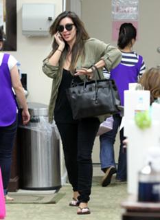 Kim Kardashian feet photo thumbnail