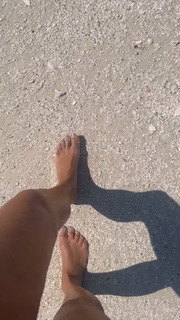 Kim Kardashian feet photo thumbnail