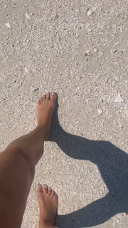Kim Kardashian feet photo thumbnail