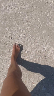 Kim Kardashian feet photo thumbnail