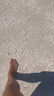 Kim Kardashian feet photo thumbnail