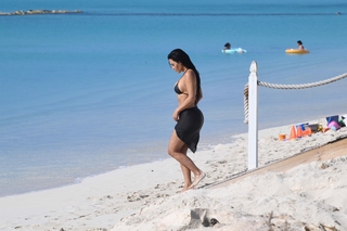 Kim Kardashian feet photo thumbnail