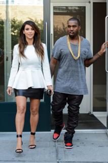 Kim Kardashian feet photo thumbnail