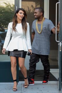 Kim Kardashian feet photo thumbnail