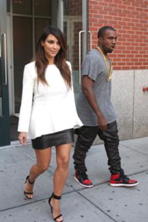 Kim Kardashian feet photo thumbnail