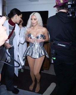Kim Kardashian feet photo thumbnail